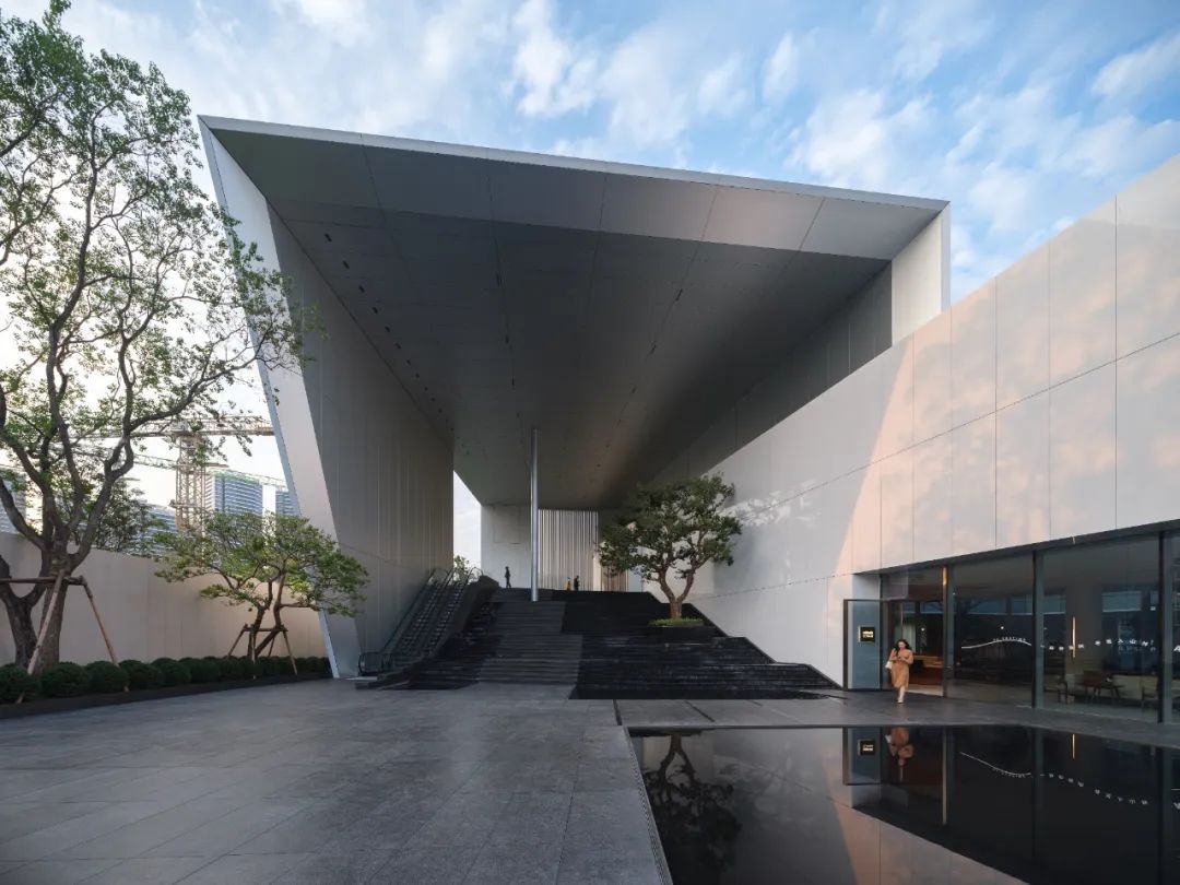 公園中的美術館：超白玻璃+鋁板的外立面設計，簡潔的美感。